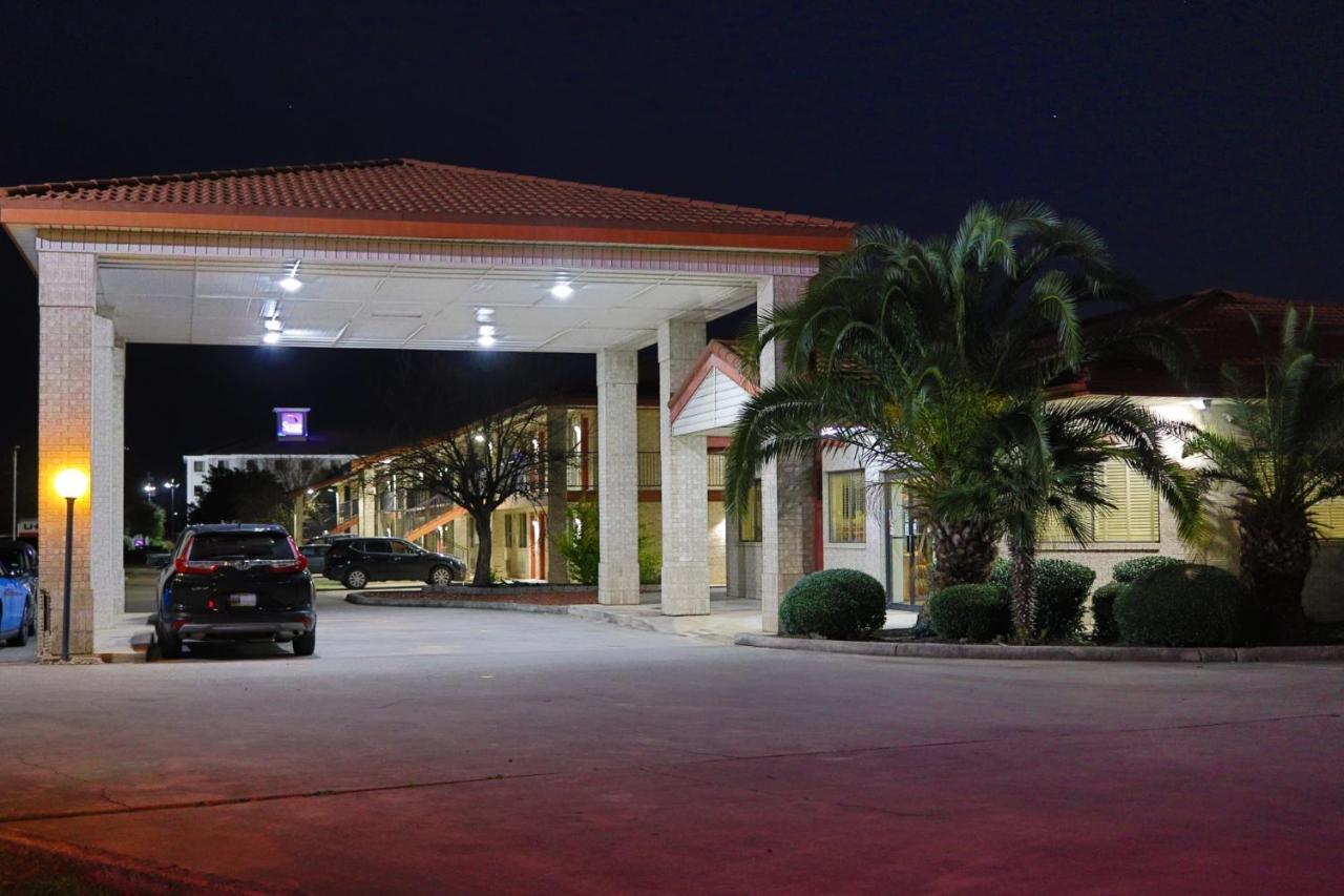 University Inn & Suites San Antonio Esterno foto